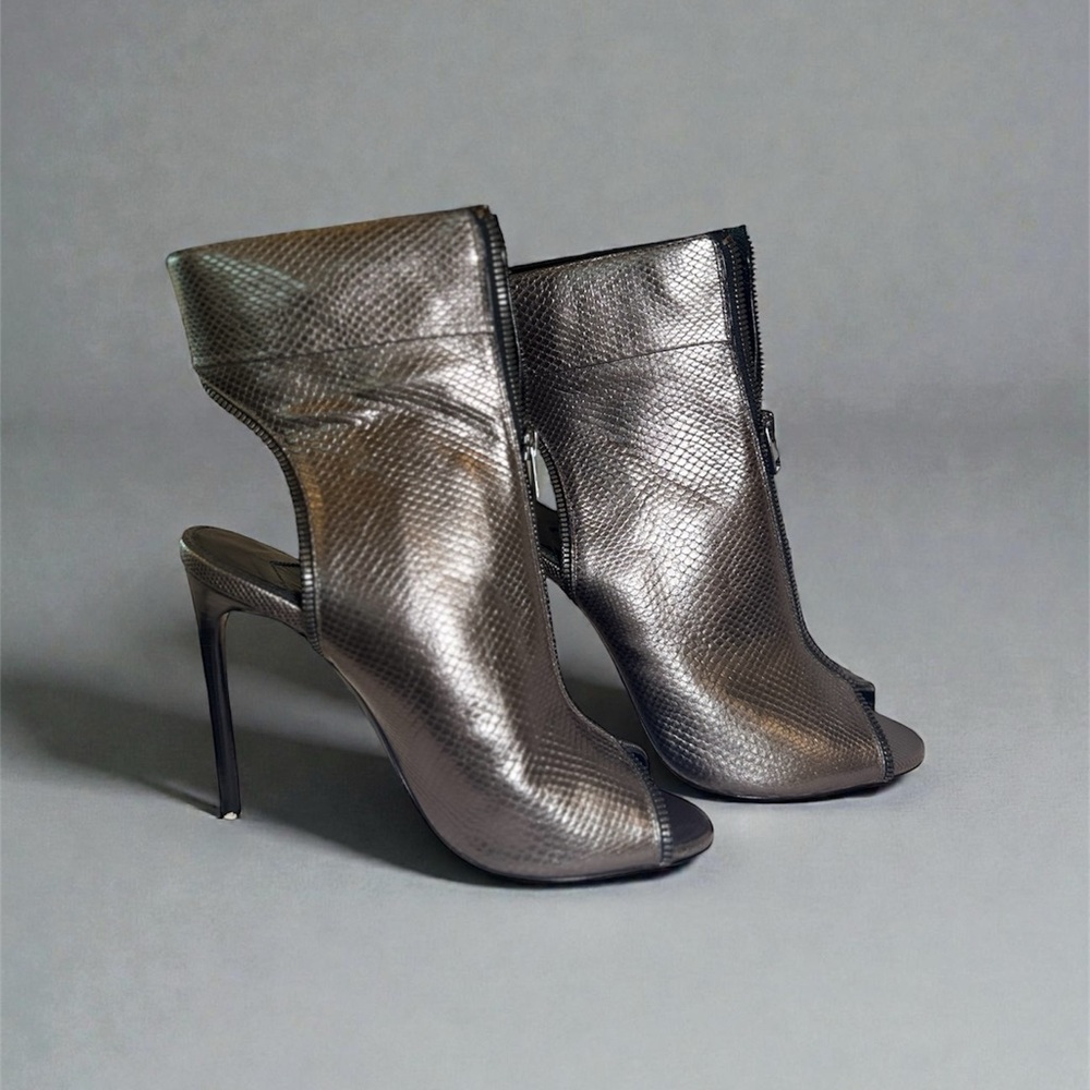 Elegant Tom Ford Black Peep-Toe Ankle Boots woman’s size 8